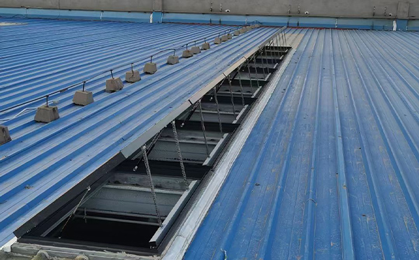 某城市大型商业综合体中庭伊犁排烟窗工程